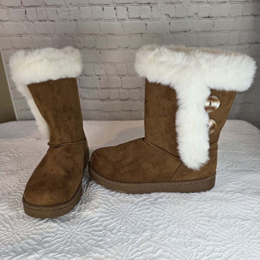 SO Women's Tan Boots with White Faux Fur